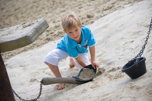 Jongen speelt met zand | Vakantiepark Hunzedal