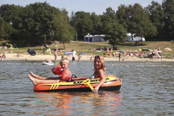 Moeder met kind in bootje | Vakantiepark Hunzedal