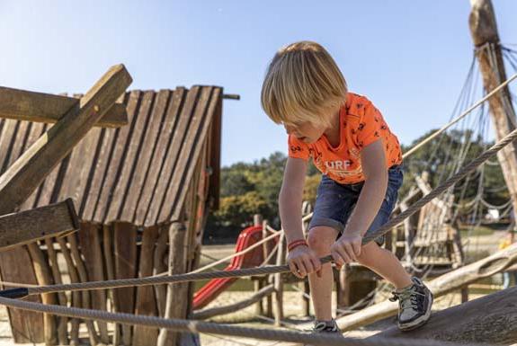 Jongen op speeltoestel | Vakantiepark Hunzedal