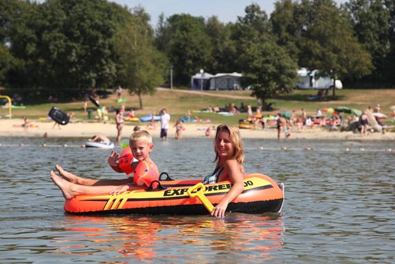 Moeder met kind in bootje | Vakantiepark Hunzedal