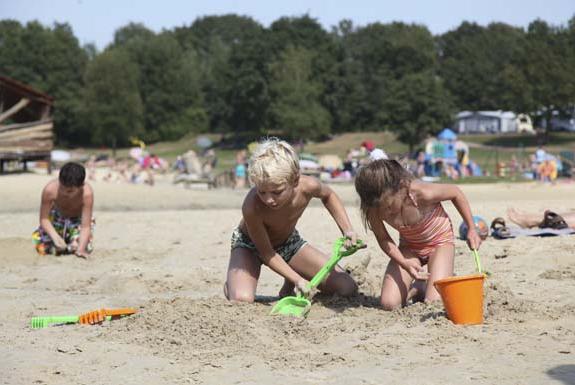 Kinderen spelen in het zand | Vakantiepark Hunzedal
